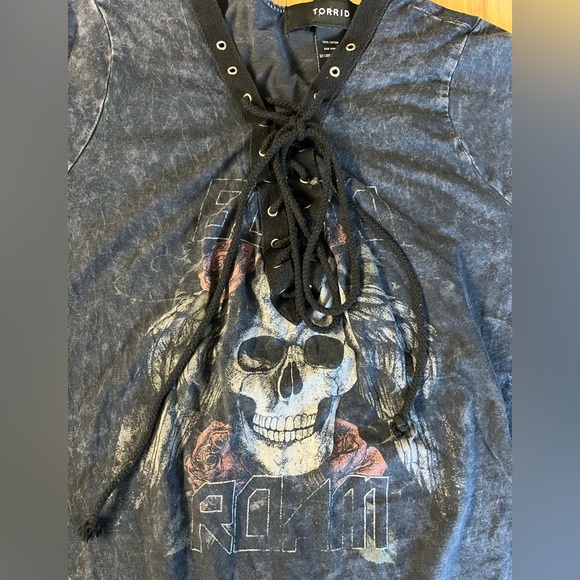 TORRID 0 Lace Up Tee Size L / 12 Skull Roses Born To Roam V Neck Moto Rock $43 - Picture 9 of 13